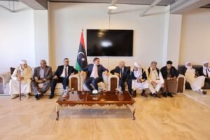 وفد مشائخ و اعيان قبيلة اولاد سليمان في ضيافة رئيس حكومة الوحدة الوطنية المهندس عبدالحميد ادبيبة بمنزله - صورة 2
